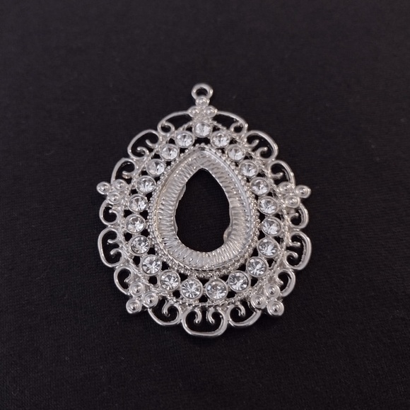 Beautiful Silvertone Pendant - Picture 3 of 6